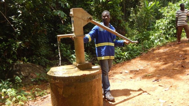 Hand pump constructed by Aureus Mining near the Mavor River. Photo: Zeze Ballah 