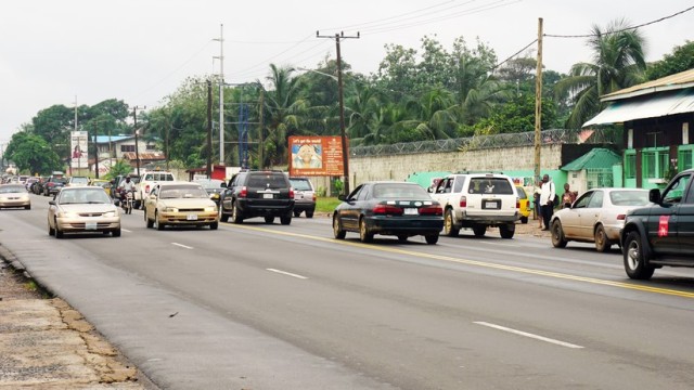 Typical morning traffic on Monrovia's Tubman Boulevard. Cars move at an average of 5 mph in one direction while there is free flow in the other. Photo: Jefferson Krua