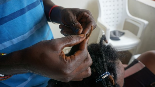 Lebongo styles the hair of a customer. Photo: Jefferson Krua