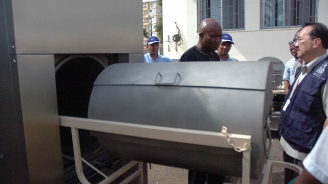 UNDP Country Director Dr. Kamil Kamaluddeen inspects the autoclave at JFK/ Photo Credit: Zeze Ballah