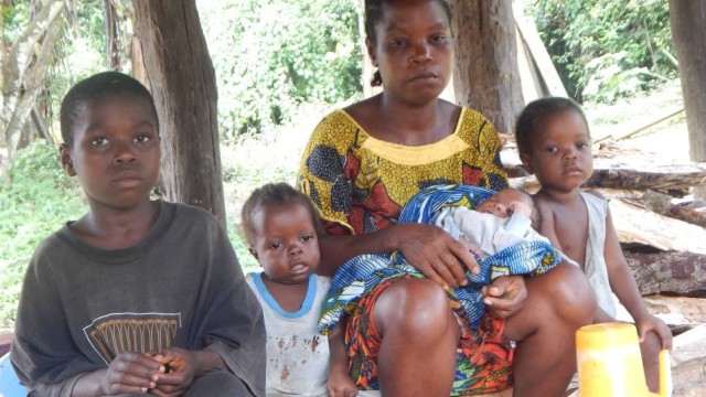 Yatta Kwesi with four of her six children in Sackie Gbomoh Town. Photo: Zeze Ballah
