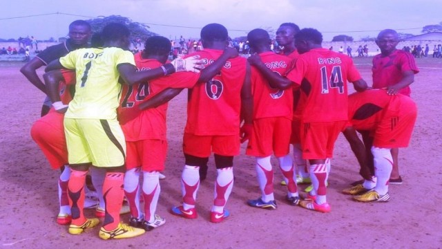 Bongâ€™s 11-men squad gathers for a prayer during a friendly match with Nimba in Ganta. Photo: Arrington Ballah