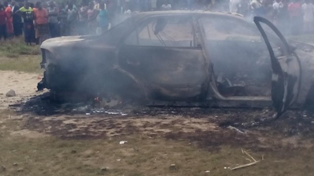 Vehicle set ablaze by angry residents. Photo: Festus Taylor