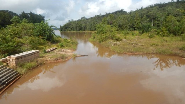 The river where the guards' bodies were found. Photo: Zeze Ballah