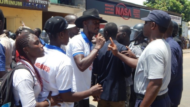 Police and students engage in verbal confrontation. Photo: Zeze Ballah