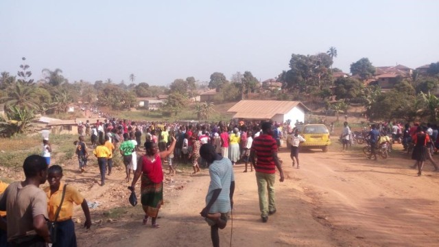 Citizens trouped to see the body of Emmanuel Yarkpawolo. Photo: Moses Bailey