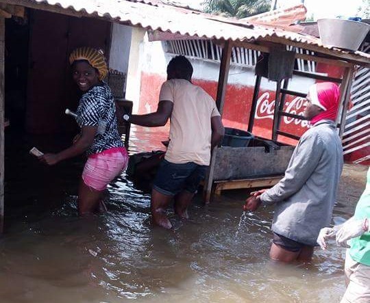 Residents seek shelter amid flooding in Margibi. Photo: Henry Tellewoyan / Peace FM