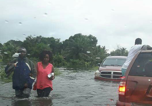 Cars are trapped in flooding in Margibi. Photo: Henry Tellewoyan / Peace FM