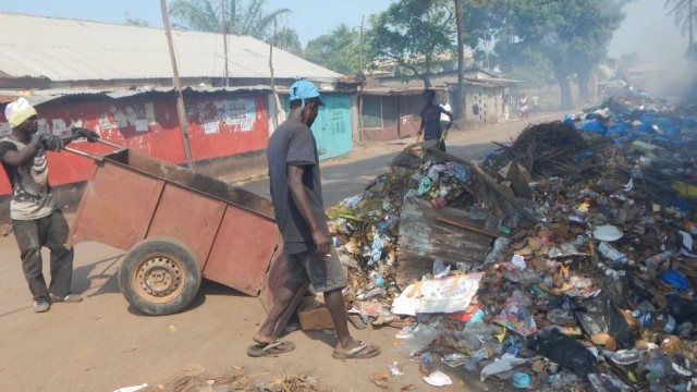 Stockpile of waste in front of the Mandingo Cemetery. Photo: Zeze Ballah