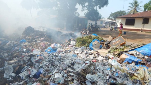Garbage piles near the Mandingo Cemetery with visible fires. Photo: Zeze Ballah