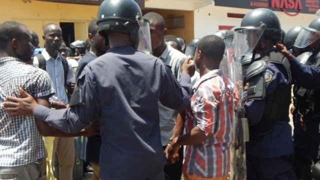 Police talk to students. Photo: Zeze Ballah